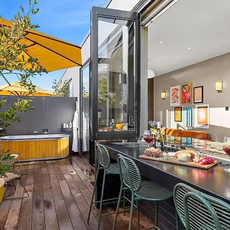 Yellow Pots Apartment C, Luxurious Outdoor Bath