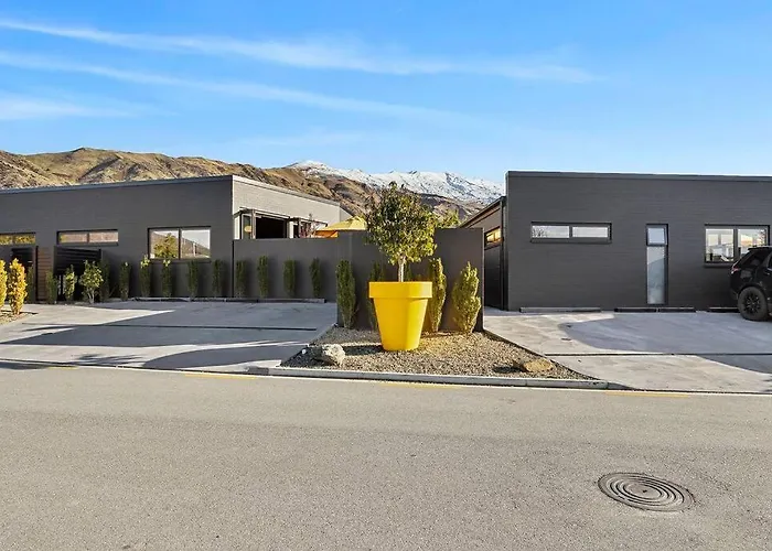 Yellow Pots C, Luxurious Outdoor Bath Wanaka