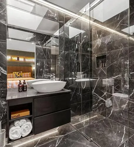 Yellow Pots C, Luxurious Outdoor Bath Appartement