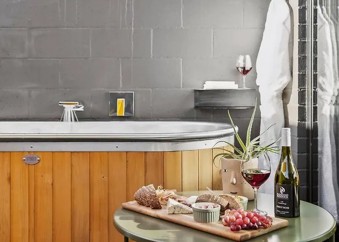 Yellow Pots C, Luxurious Outdoor Bath Appartement