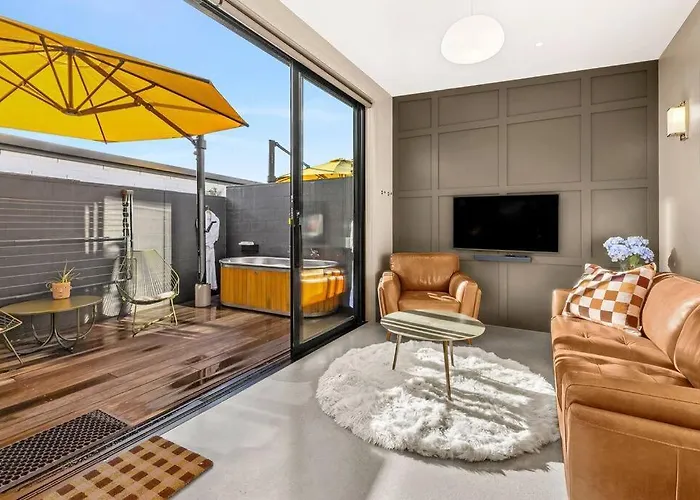 Yellow Pots C, Luxurious Outdoor Bath Appartement *